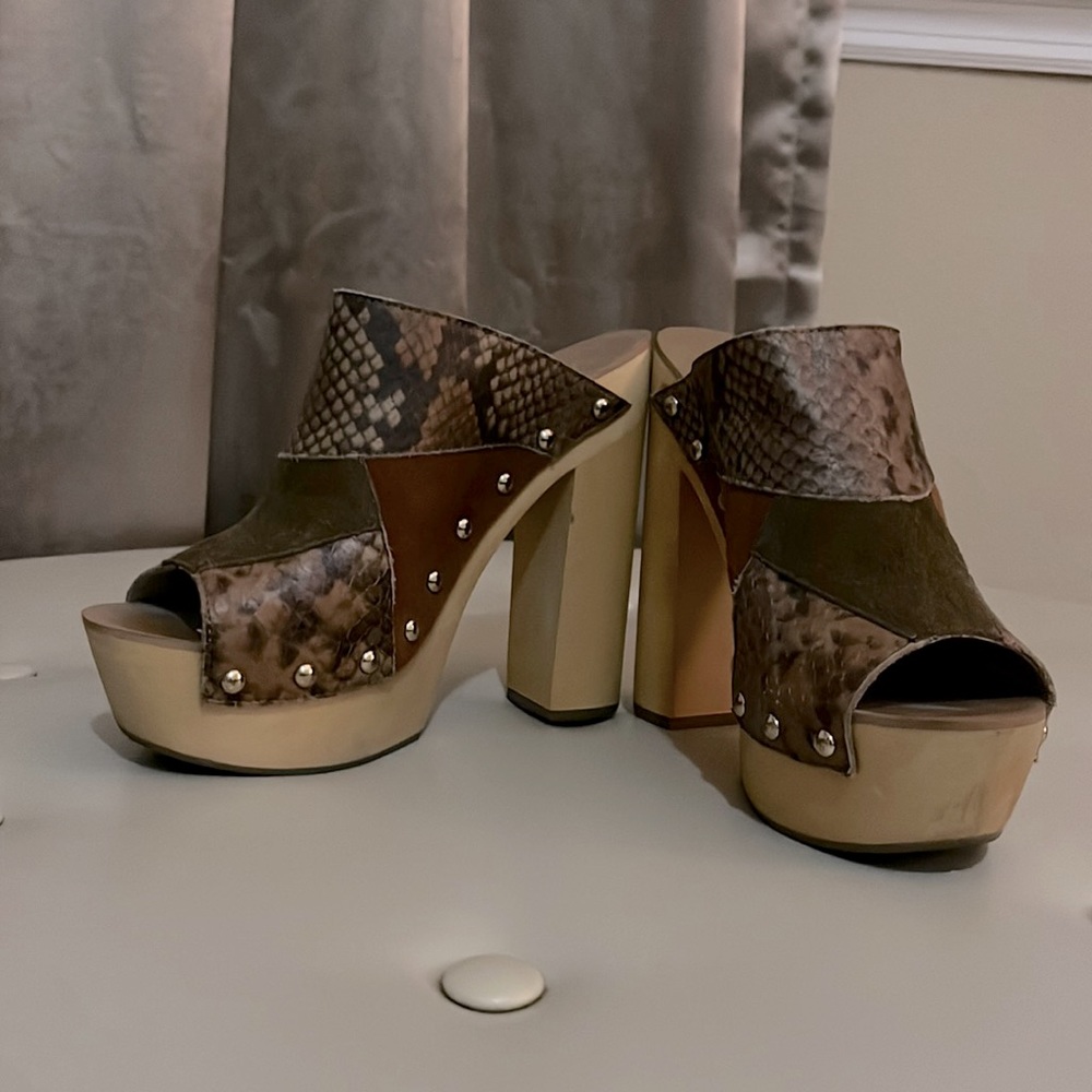 Shelly’s London platform heels